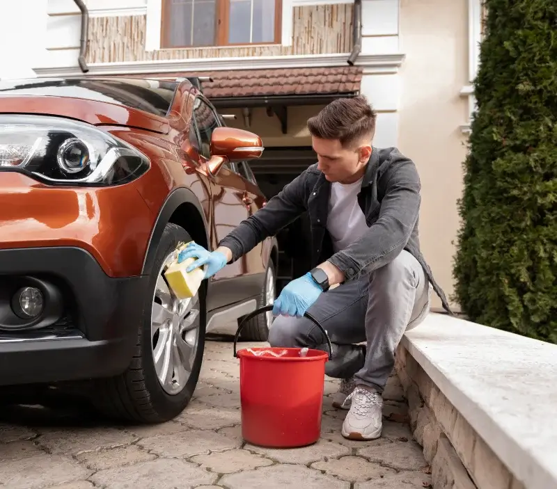 Lavage auto à domicile Sarrigné : professionnel intervenant sur un véhicule
